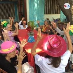 Las cuidadoras de 23 ancianos en la Casa Hogar San Vicente de Paúl de Venezuela se turnan en guardias de 30 días continuos durante la pandemia.