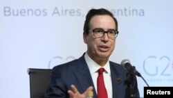 លោក​រដ្ឋមន្ត្រី​ក្រសួង​រតនាគារ​ជាតិ​អាមេរិក Steven Mnuchin ថ្លែង​នៅ​ក្នុង​សន្និសីទ​កាសែត​មួយ​នៅ​ក្រុង Buenos Aires ប្រទេស​អាហ្សង់ទីន កាលពី​ថ្ងៃទី២០ ខែមីនា ឆ្នាំ២០១៨។