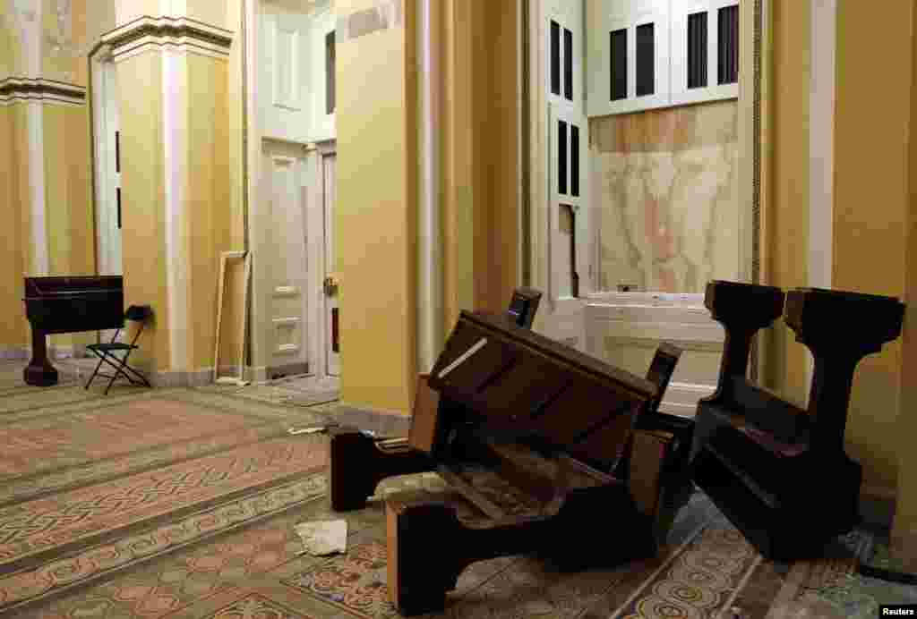 Muebles volteados obstruyen un pasillo del Capitolio. 