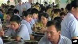 圖為中國某工廠工人在食堂吃飯