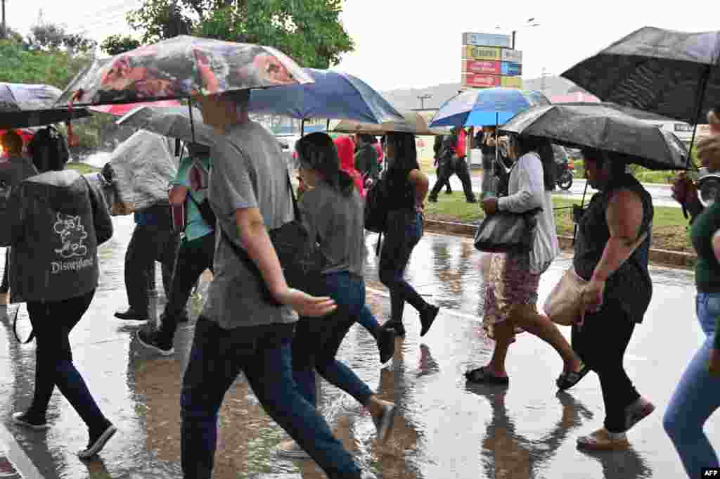 El Centro Nacional de Huracanes de Estados Unidos (NHC) dijo que la tormenta se movía lentamente hacia el oeste frente, a la costa hondureña, y provocaría "inundaciones repentinas y deslizamientos de tierra potencialmente catastróficos y potencialmente mortales" durante el fin de semana.