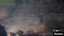 အစ္စရေးနဲ့လက်ဘနွန်ကြားအပစ်ရပ်သဘောတူညီချက်ရပြီးနောက် အစ္စရေးသံချပ်ကာကားတွေ လက်ဘနွန်တောင်ပိုင်းက ပြန်လည်ဆုတ်ခွါနေတာကို လက်ဘနွန်မြောက်ပိုင်းကမြင်ရပုံ။ (ဒီဇင်ဘာ ၄၊ ၂၀၂၄) 