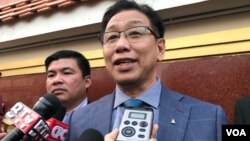 លោក គី តិច មេធាវីតំណាងរដ្ឋាភិបាល ផ្តល់បទសម្ភាសន៍ដល់អ្នកសារព័ត៌មាននៅខាងមុខសាលាដំបូងរាជធានីភ្នំពេញ ក្រោយចេញពីសវនាការជំនុំ​ជម្រះ​លោក កឹម សុខា នៅថ្ងៃទី១៥ ខែមករា ឆ្នាំ២០២០។ (កាន់ វិច្ឆិកា/VOA)