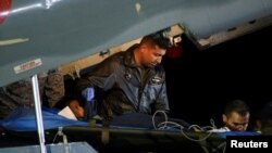 Un niño sobreviviente de un avión Cessna 206 que se estrelló en la espesa selva en Colombia es transportado en una camilla después de llegar desde San José del Guaviare, a la base aérea militar CATAM, en Bogotá, el 10 de junio de 2023. REUTERS/Luisa González