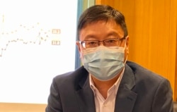 曾经当选高等教育界选委的香港浸会大学政治及国际关系学系副教授陈家洛表示，部份基层团体选民可能受到中联办控制，他质疑这些团体只是举办文娱康乐活动，担任选委会选民不够代表性（美国之音汤惠芸拍摄）