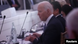 Rais wa Marekani Joe Biden akisikiliza wazungumzaji kabla ya kutoa hotuba kwenye Mkutano wa Mfuko wa Kimataifa wa Global Fund huko New York, Marekani, Septemba 21, 2022. REUTERS/Leah Millis.

