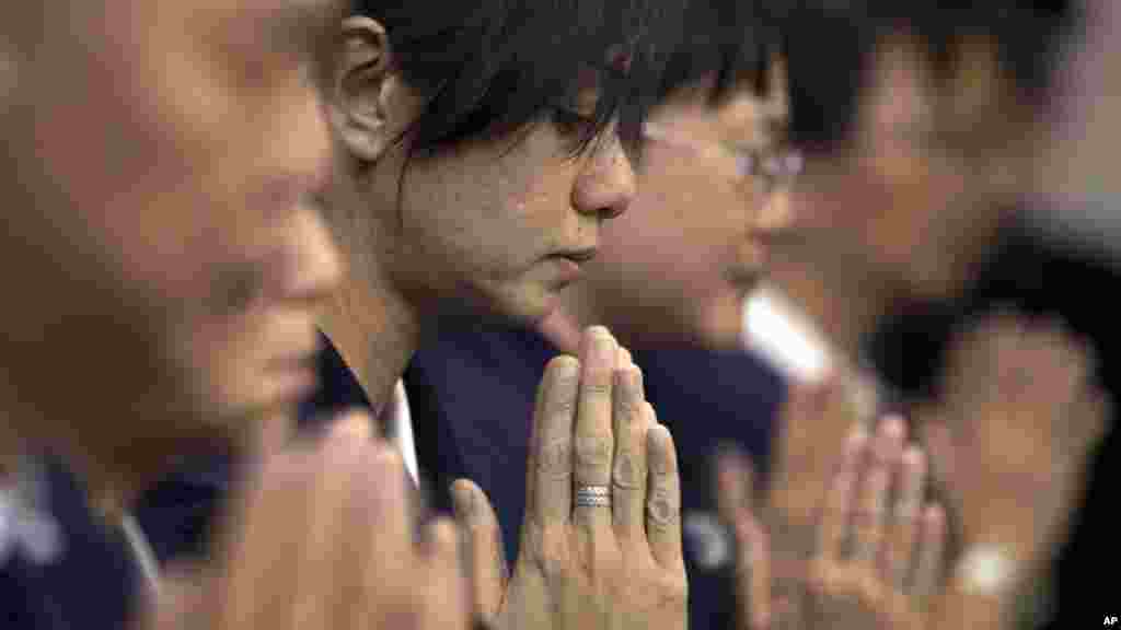 Volunteers from Taiwan's Buddhist association offer prayers for the Chinese passengers aboard Flight MH370, at a hotel in Beijing, April 1, 2014.