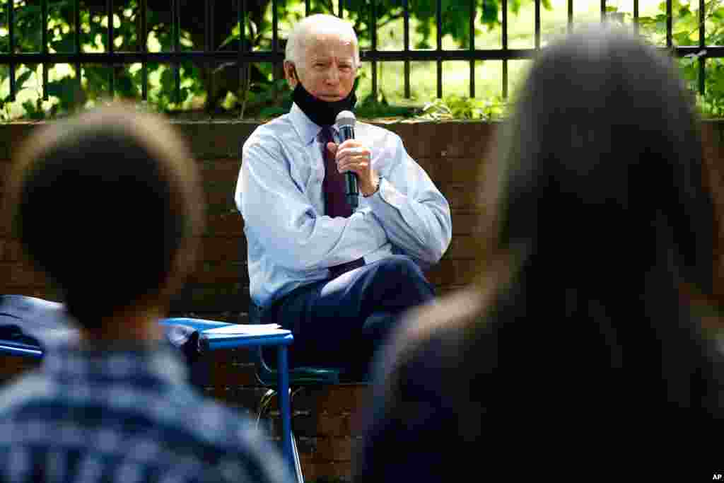 នៅ​ក្នុង​រូប​ថត​ថ្ងៃ​ទី​២៥ ខែ​មិថុនា ឆ្នាំ​២០២០ នេះ Joe Biden ដែល​​ជា​បេក្ខជន​ប្រធានាធិបតី​ពី​គណបក្ស​ប្រជាធិបតេយ្យ ជួប​ជាមួយ​ក្រុម​គ្រួសារ​នានា​ដើម្បី​​ពិភាក្សា​អំពី​ច្បាប់​សុខភាព Affordable Care Act នៅ​រដ្ឋ Pennsylvania។