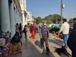 People in one of Delhi's major markets give rise to hope that business will improve in India's recession-hit economy. (Anjana Pasricha/VOA)