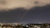 Sebuah sistem pertahanan anti-peluru beroperasi setelah Iran melepaskan pesawat nirawak dan peluru kendali menuju Israel, terlihat dari Ashkelon, Israel, pada 14 April 2024. (Foto: Reuters)