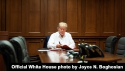 Predsednik SAD Donald Tramp radi u konferencijskoj sobi u Volter Rid nacionalnom medicinskom centru u Betsedi, Merilend, 3. oktobra 2020.