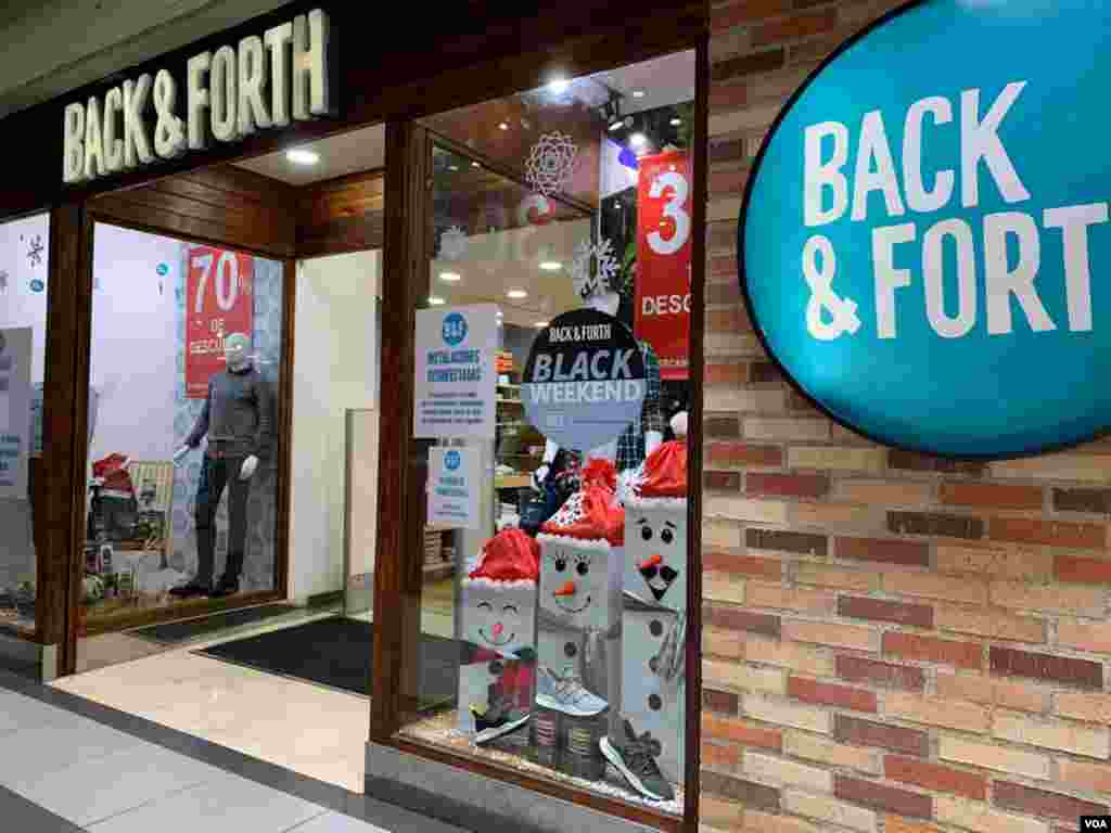 Los comercios estuvieron cerrado por meses debido a la pandemia. El gobierno creó un método llamado "7+7", una semana de cuarentena y otra con algún tipo de flexibilización, con la reapertura de algunos sectores. Foto: Luisana Solano - VOA.