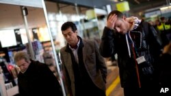 Qulagan samolyotda yaqinlari bo'lganlar Ispaniyaning Barselona aeroportida yig'ilmoqda. 24-mart, 2015-yil.