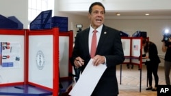 El gobernador de Nueva York, Andrew Cuomo, habla al emitir su voto en Mount Kisco, Nueva York, el jueves, 13 de septiembre de 2018.