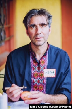 Нестор Топчій під час майстер-класу з писанкарства у Г'юстоні. Квітень 2017 року.