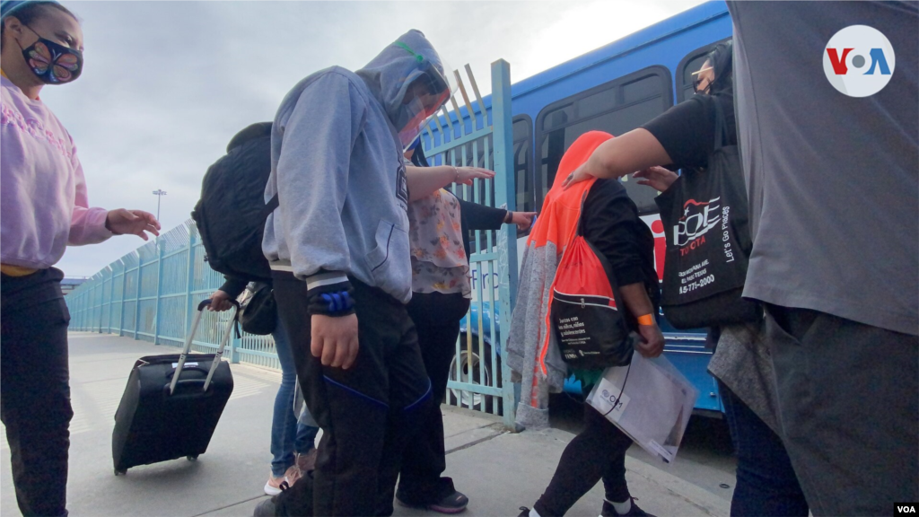 El grupo antes de entrar a territorio estadounidense, pasó por una verificación de datos y pruebas de COVID-19 para evitar riesgos para la salud pública.