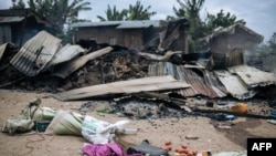 Maisons incendiées suite à une attaque qui serait perpétrée par les Forces démocratiques alliées (ADF), dans le village de Manzalaho près de Beni, en République démocratique du Congo, le 18 février 2020.