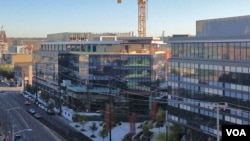 Invesores inmigrantes en procura de visas financiaron la construcción del complejo "Home Plate Center" frente al estadio de béisbol de Seattle. (Foto: Tom Banse, VOA)