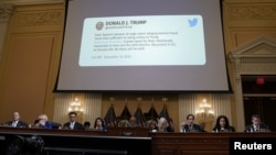 调查2021年1月6日冲击国会大厦事件的国会委员会在公开听证会上展示前总统特朗普的一则推文。(2022月7月12日)