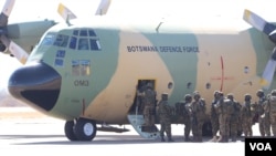 Botswana soldiers board a Botswana Defence Force plane to Mozambique, 26 julho 2021, (Mqondisi Dube/VOA)