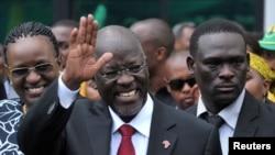 Le président élu de la Tanzanie, John Magufuli, salue les membres du parti au pouvoir Chama Cha Mapinduzi (CCM) au bureau central du parti sur la route Lumumba à Dar es Salaam.