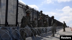 ARCHIVO - Ingenieros del ejército instalan alambre de púas en el Puente Internacional Anzaldúas, Texas, mientras el Comando Norte brinda apoyo militar para asegurar la frontera sur de los EEUU, el 5 de noviembre de 2018. 