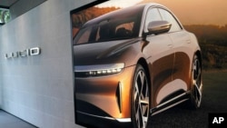 تصویر یک خودروی الکتریکی «لوسید اِیر گرند تورینگ» در نمایشگاه «لوسید» در شهر میامی آمریکا (آرشیو)