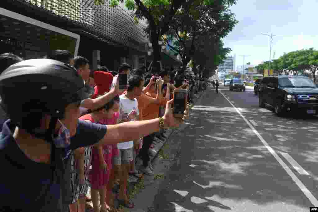 在越南中部城市岘港，参加亚太经合组织(APEC)年度峰会的美国总统川普的车队经过时，人们观看和照相（2017年11月10日）。 美国媒体援引消息人士的话说，正在考虑中的美朝第二次峰会地点包括越南岘港。 &nbsp;