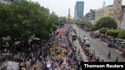 Manifestantes protestan en Rangún, importante ciudad de Myanmar contra el golpe militar del pasado 1 de febrero de 2021 que derrocó al gobierno civil electo.