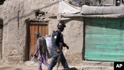 រូបឯកសារ៖ សន្តិសុខ​អាហ្វហ្គានីស្ថាន​មក​ដល់​ទី​តាំង​នៅ​ជិត​ផ្ទះ​មួយ​ដែល​ពួក​អ្នក​ធ្វើ​ការ​វាយ​ប្រហារ​​បាន​លាក់​ខ្លួន នៅ​ទីក្រុង​កាប៊ុល កាល​ពី​ខែ​សីហា ២០១៨។