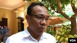 រូបឯកសារ៖ លោក ចាន់ ចេន មេធាវីមួយរូបក្នុងចំណោមបួនរូបដែលការពារក្តីឲ្យលោក កឹម សុខា ថ្លែងទៅកាន់អ្នកសារព័ត៌មាន បន្ទាប់ពីលោក កឹម សុខា បញ្ចប់ជំនួបជាមួយឯកអគ្គរដ្ឋទូតប្រទេសញូវហ្សេលែន នៅថ្ងៃទី១៧ ខែធ្នូ ឆ្នាំ២០១៩។ (កាន់ វិច្ឆិកា/VOA)