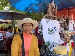 អ្នកស្រី ព្រាប យ៉ា ជាអាជីវករនៅមុខប្រាសាទអង្គរវត្ត នៅខេត្តសៀមរាប កាលពីថ្ងៃទី៩ ខែវិច្ឆិកា ឆ្នាំ២០១៩។ (ធីតា វីន/VOA)