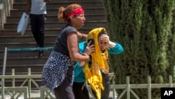 Familia za waliopoteza maisha katika ajali ya Ethiopian Airlines wakiwa katika huzuni kwenye uwanja wa ndege wa kimataifa wa Addis Ababa, Jumapili, Machi 10, 2019.