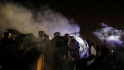 Demonstranti u Bruklin Centru u Minesoti protestuju ispred zgrade sedišta policije, 13. aprila 2021.