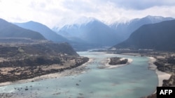 တရုတ်အနောက်ပိုင်း တိဘက်ဒေသမှာရှိပြီး ကမ္ဘာ့အကြီးဆုံးရေအားလျှပ်စစ်ဓာတ်ထုတ်တော့ဖို့ အတည်ပြုလိုက်တဲ့ Yarlung Zangbo တောင်ကြားမှာစီးဆင်းနေတဲ့ Yarlung Zangbo မြစ် (မတ် ၂၈၊ ၂၀၂၁)