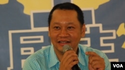 時事評論員劉細良表示，每年香港維園悼念六四的燭光，是代表港人身份認同 (美國之音特約記者湯惠芸拍攝)