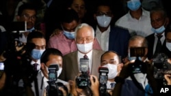 អតីត​នាយករដ្ឋ​មន្ត្រី​ម៉ាឡេស៊ី លោក Najib Razak ចាកចេញ​ពី​តុលាការ​នៅ​ក្នុង​ក្រុង​គូឡាឡាំពួ ប្រទេស​ម៉ាឡេស៊ី កាលពី​ថ្ងៃទី២៨ ខែកក្កដា ឆ្នាំ២០២០។