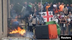 反移民抗议活动继续在英国各地上演，罗瑟勒姆的示威者在反移民抗议活动中扔垃圾桶。(2024年8月4日)