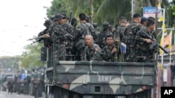 FILE - Government troopers arrive to reinforce their comrades in operations against Muslim rebels, Zamboanga, Philippines, Sept. 19, 2013. 
