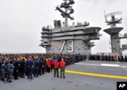 乔治华盛顿号航母水兵在甲板集结待命