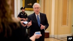 លោក Mitch McConnell ថ្លែង​ទៅ​កាន់​អ្នក​សារព័ត៌មាន​នៅ​ខាង​ក្រៅ​ព្រឹទ្ធសភា​ បន្ទាប់​ពី​គណបក្ស​សាធារណរដ្ឋ​រារាំង​ដល់​សំណើ​ផ្តល់​កញ្ចប់​ជំនួយ​ដើម្បី​ទប់ស្កាត់​មេរោគ​កូរ៉ូណា នៅ​វិមាន​សភា Capitol Hill កាលពី​ថ្ងៃទី២៣ ខែមីនា ឆ្នាំ២០២០។