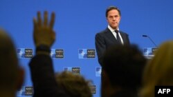 Новинар крева рака додека генералниот секретар на НАТО Марк Руте одржува прес-конференција како дел од состанокот на министрите за одбрана на НАТО во Брисел, на 12 февруари 2025 година