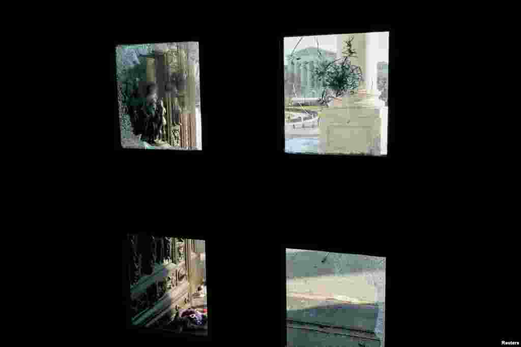 A través de un ventana rota del Capitolio se ve el edificio de la Corte Suprema de Justicia de EE.UU.