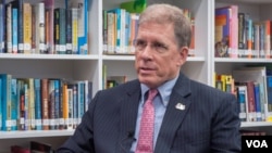 លោកឯកអគ្គរដ្ឋទូតសហរដ្ឋអាមេរិក W Patrick Murphy ផ្តល់បទសម្ភាសដល់វីអូអេ ពី«ការហូរច្រោះ»នៃការអនុវត្តប្រជាធិបតេយ្យនៅកម្ពុជា និងក្ដីរំពឹង​ក្រោមរដ្ឋបាល​ថ្មីរបស់ប្រធានាធិបតីជាប់ឆ្នោតលោក Joe Biden នៅភ្នំពេញ ថ្ងៃទី ១៧ ខែធ្នូ ឆ្នាំ២០២០។ (ខាន់ សុគុំមនោ/វីអូអេ)