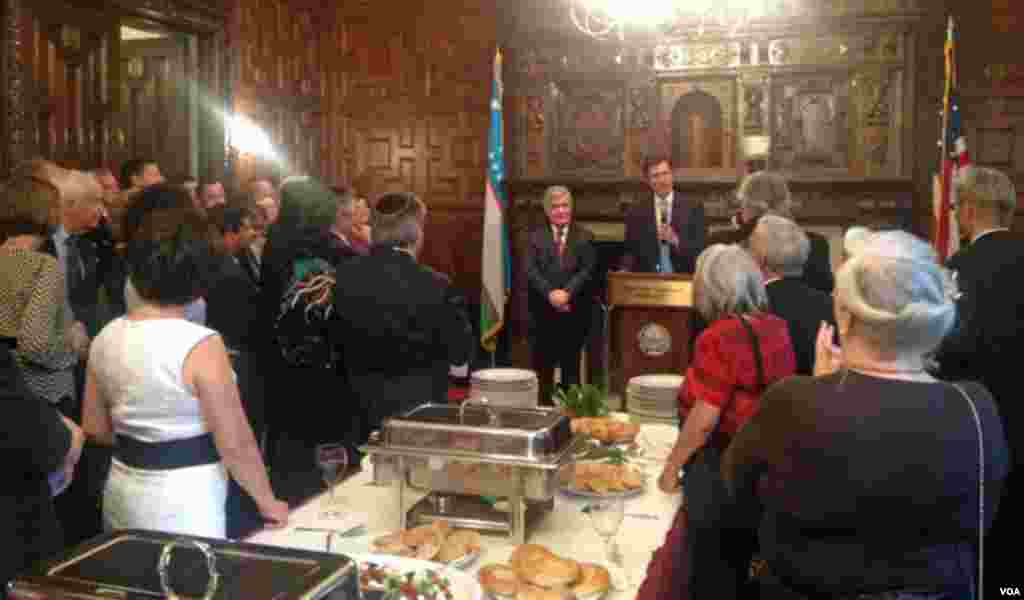 AQSh Davlat kotibi muovini Robert Bleyk so'zlamoqda