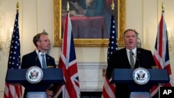 Državni sekretar Majk Pompeo, desno, govori tokom zajedničke konferencije za štampu sa britanskim ministrom inostranih poslova Dominikom Rabom, u Stejt dipartmentu, u Vašingtonu, 16. septembra 2020.