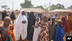 Picha hii inayonyesha wazazi wakisubiri kupata taarifa kuhusu watoto wao waliotekwa nyara katika shule ya sekondari na msingi huko Kuriga nchini Nigeria, Machi 9, 2024. Picha ya AP