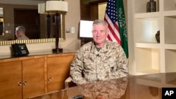 រូប​ឯកសារ៖ លោក​ឧត្តម​សេនីយ៍​ Frank McKenzie​ អគ្គ​បញ្ជាការ​នៃ​បញ្ជា​ការដ្ឋាន​កណ្តាល​នៃ​កង​ទ័ព​អាមេរិក​ (U.S. Central Command)​ ថ្លែង​​ទៅ​កាន់​អ្នក​សារព័ត៌មាន​នៅ​​រាជធានី​រីយ៉ាដ​ នៃ​ប្រទេស​អារ៉ាប៊ីសាអូឌីត កាល​ពី​ថ្ងៃ​ទី​២៣ ខែ​ឧសភា ឆ្នាំ​​២០២១។