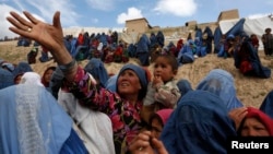 د اروپايي ټولنې د دفتر شارژدافیرې افغانستان سره د تازه مرستې د اعلان پر مهال ویلي چې په داسې حال کې چې میلیونونه افغانان په بې وزلۍ کې راګیر شوي ښځې په غیر متناسب ډول دا پیټی پر خپلو اوږو وړي.