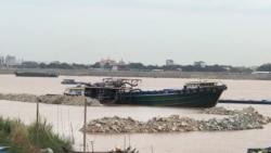 កន្លែង​ចាក់ថ្ម​ចូល​ទឹកទន្លេ​ដែល​ស្ថិត​ក្នុង​ភូមិ​អរិយក្សត្រ ស្រុកល្វាឯម ខេត្តកណ្តាល កាលពី​ថ្ងៃទី៤ ខែកក្កដា ឆ្នាំ២០២១។ (ស៊ុន ណារិន/វីអូអេ)